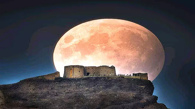 القمر العملاق